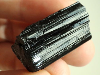 cerny turmalin podlouhly valecek cr 1