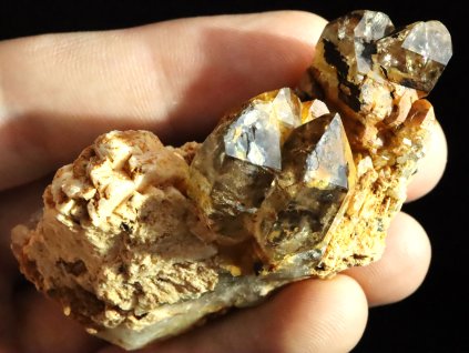 zahneda krystal na podlozce 1