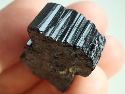 cerny turmalin ryhovany 1