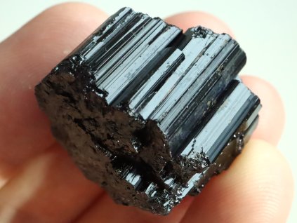 cerny turmalin drahy kamen 1