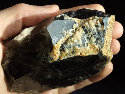 morion cast krystalu cerna zahneda 1