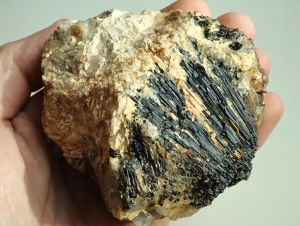 cerny turmalin skoryl krystal zahnedy 1