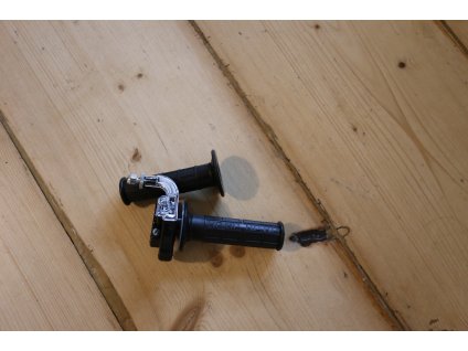 Rukojeť plynu kompletní + návlečka levá ( UNI ), ČZ 180 Roland