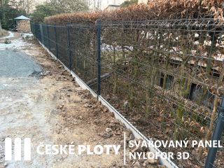 Moderní vzhled, maximální pevnost! ✨ Tentokrát jsme realizovali montáž svařovaných panelů NYLOFOR 3D v antracitové barvě -...