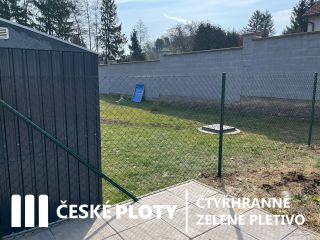 Na první pohled obyčejná zakázka👇. Klasické čtyřhranné pletivo mezi dvojdomkem🏠🏠 . Jenže s jedním háčkem - hotová terasa a...