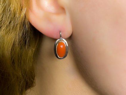 Náušnice s korálem v bílém zlatě 2000224540007