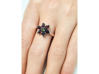 Stříbrný prsten s vltavínem a granáty P2000092880007 (Velikost 54)