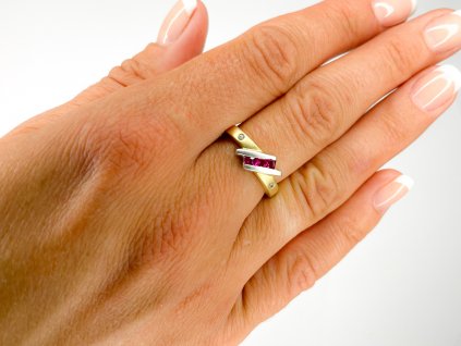 Zlatý prsten se zirkony 2000270940004