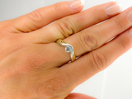 Zlatý prsten se zirkony 2000270670000