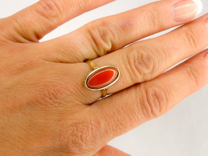 Zlatý prsten s korálem 2000272200007