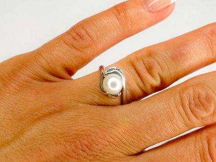 Zlatý prsten s perlou z bílého zlata 2000151900004