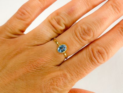 Zlatý prsten s modrým topazem 2000271060008