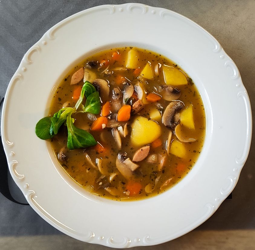 Jednoduchá bramboračka s žampiony a uzeným česnekem