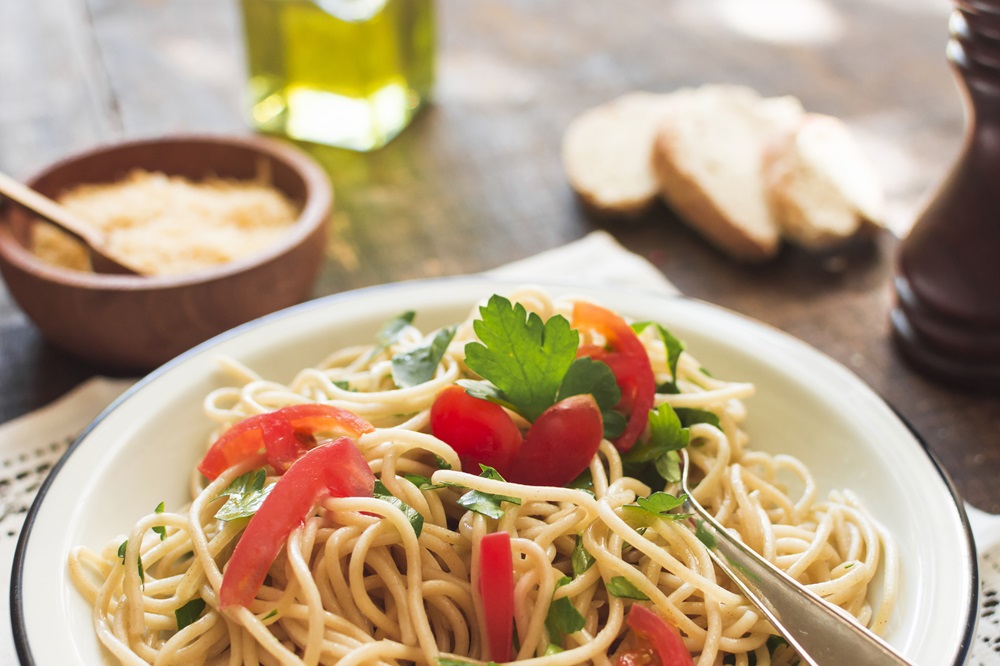 Špagety s česnekem a zeleninou