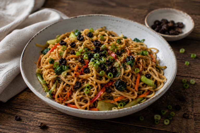 Veganské Lo mein s černým česnekem