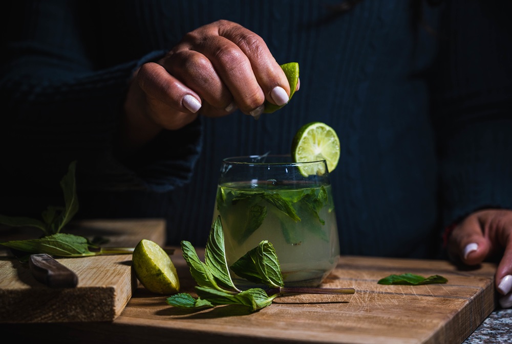 Mojito se sirupem z černého česneku