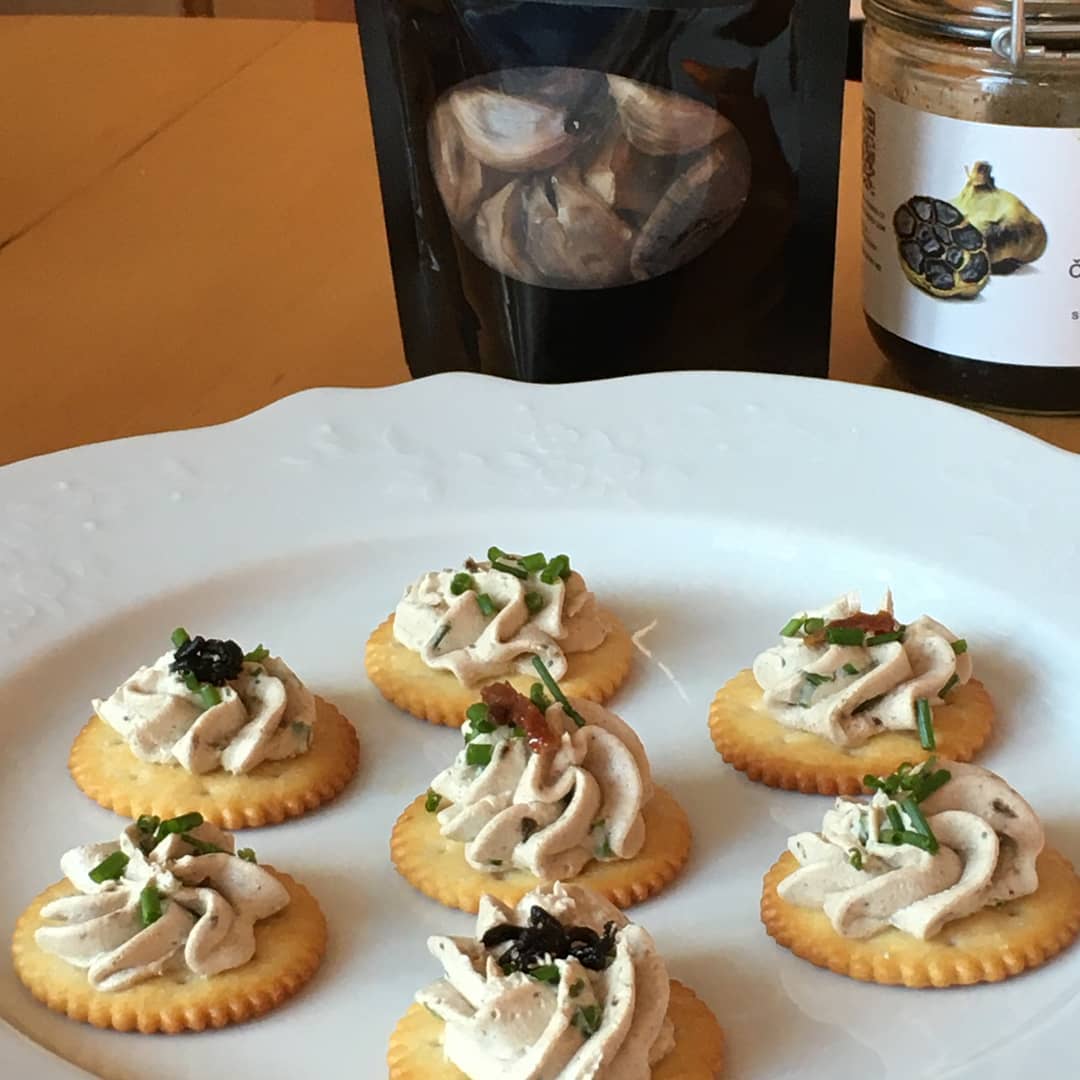 Pomazánka s černým česnekem