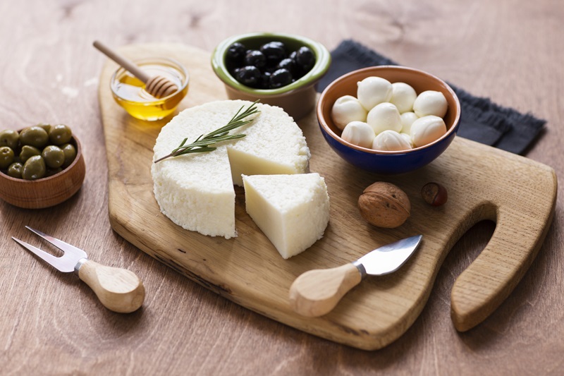 Vyrobte si domácí česnekový sýr bez syřidla