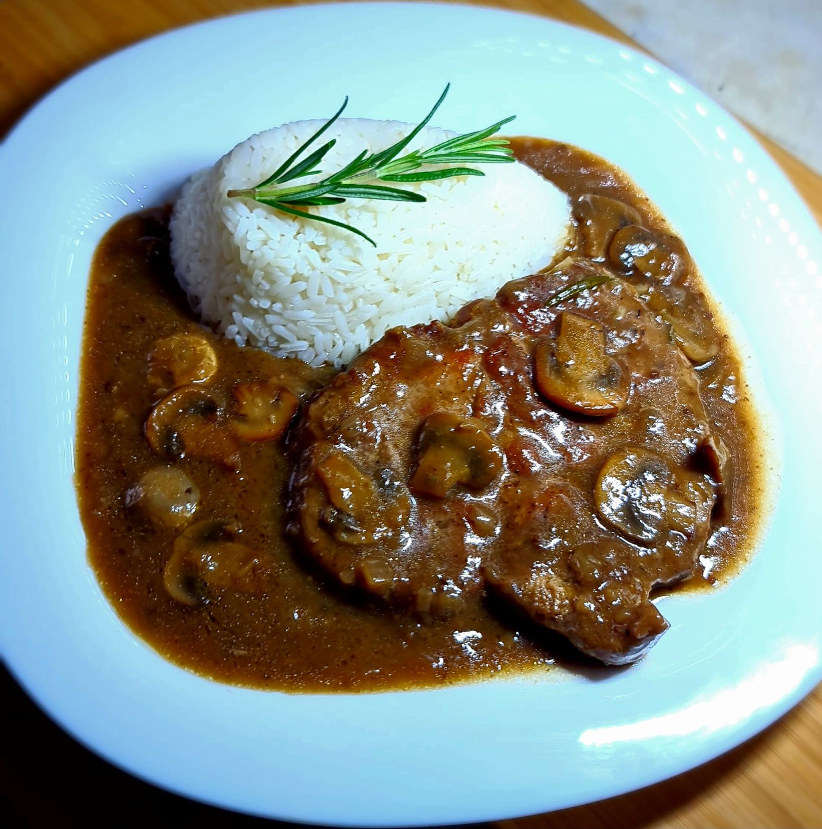 Vepřové plátky na žampionech s rýží