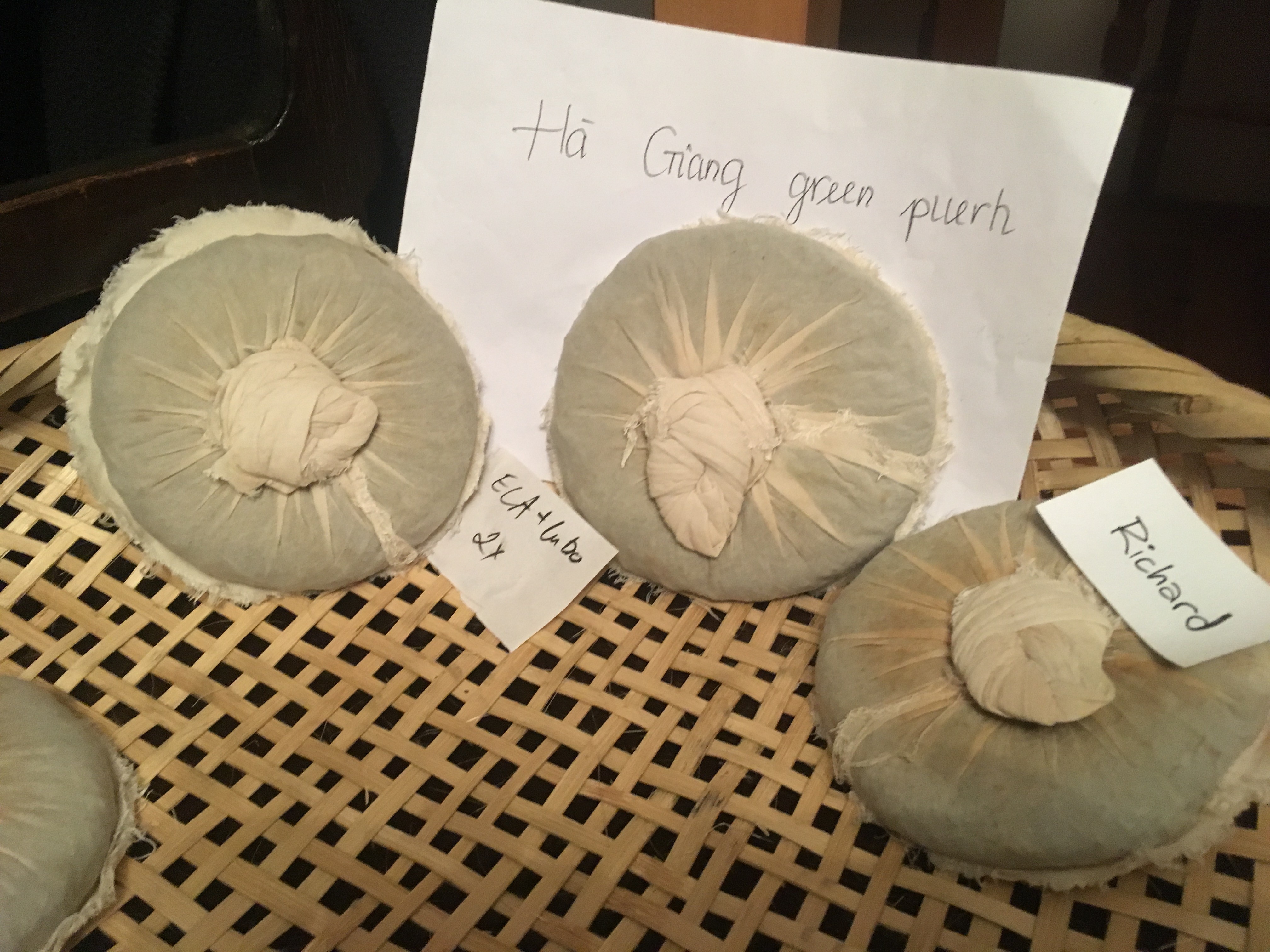 Jak se lisuje čaj typu sheng pu-erh