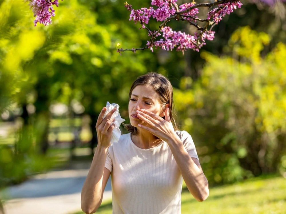 Projevy jarní alergie při kvetení stromů