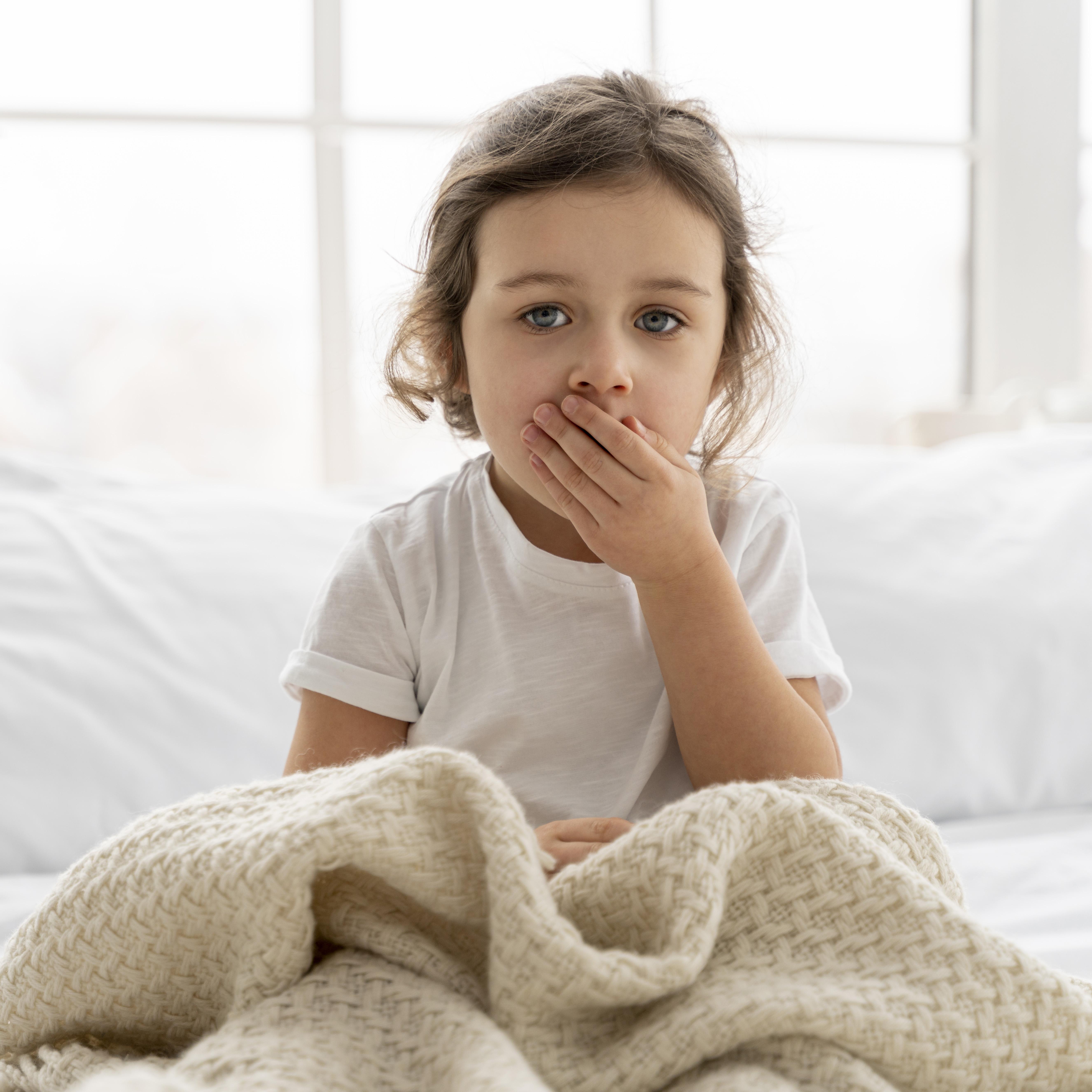 medium-shot-kid-with-blanket