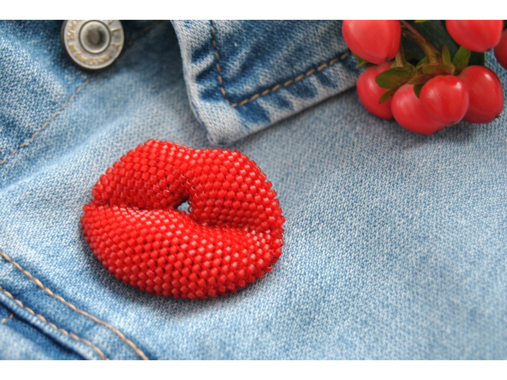 Brož Pusinka DYED SEMI-FROSTED TRANSPARENT RED