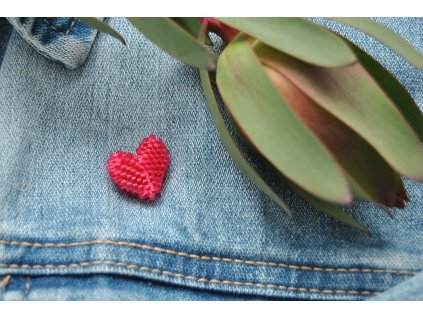 Brož MINI Srdíčko DYED SEMI-FROSTED TRANSPARENT SCARLET