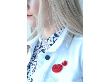 Brož MINI SrdíčkoDyed Semi-Frosted Transparent Red