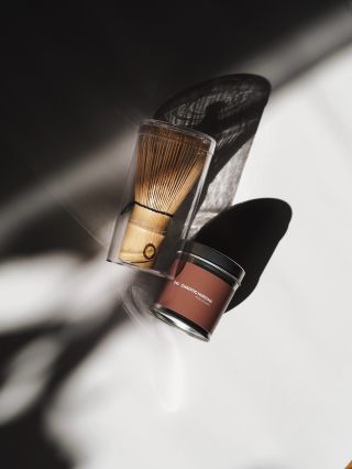 Naše nový oblíbený kombo! 🫂✨ 016 chaotic matcha nyní už i ve 40g balení a k ní nezbytnost v podobě chasenu. Objednej si...