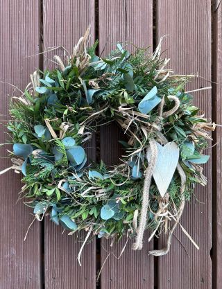 🌿 Přírodní věnec, který si zamilujete 💚 Velmi oblíbený kousek plný zeleně a eukalyptu, doladěný dřevěným srdíčkem a...