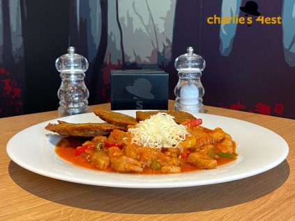 Čočka na kyselo s klobásou, sázeným vejcem, kyselou okurkou a čerstvým pečivem 2