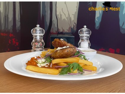 Sekané vepřové biftečky s balkánským sýrem, hranolky, ajvarem a dipem z pečeného česneku