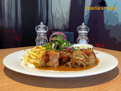 Vepřové ražniči s klobásou, cibulí, hranolky a tatarskou omáčkou 2