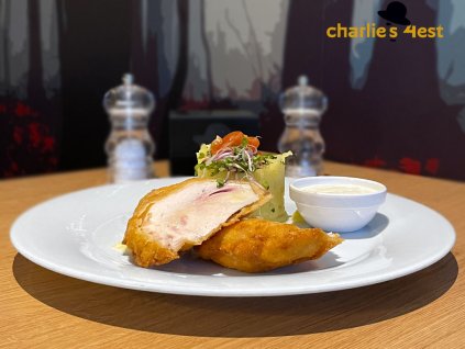 Kuřecí Cordon bleu s mačkaným bramborem a jogurtovo česnekovým dipem 2