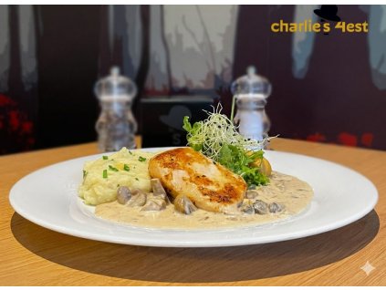 Kuřecí steak s hříbkovou omáčkou a šťouchaným bramborem