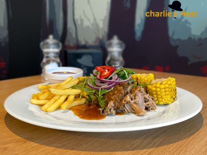 Trhané vepřové maso s kukuřicí na másle, bramborovými hranolkami a BBQ omáčkou 2