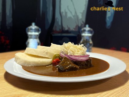 Hovězí guláš Charlie's s červenou cibulí, feferonkou a houskovým knedlíkem 3