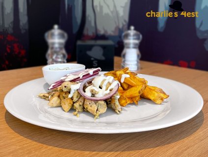 Kuřecí gyros na ledovém salátku s bramborovými hranolkami, Tzatziki a bylinkovým dipem 2