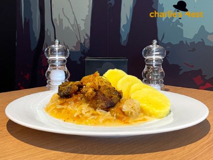 Moravský vrabec s dušeným kysaným zelím a bramborovým knedlíkem 2