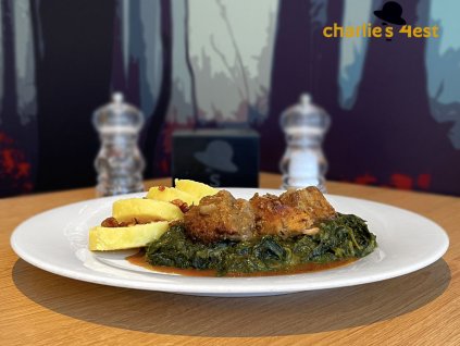 Vepřové výpečky s dušeným špenátem, bramborovým knedlíkem a zlatavou cibulkou 2