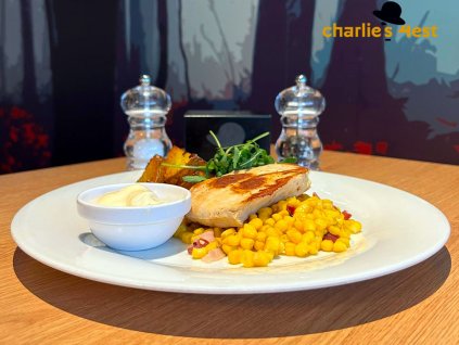 Grilovaný kuřecí steak s restovanou kukuřicí s chilli, pečeným bramborem a bylinkovým dipem 2