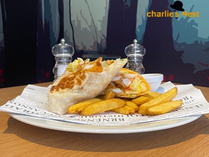 PŠENIČNÁ TORTILLA s kuřecími stripsy, čerstvou zeleninou , cheddarem, bramborovými hranolky a bylinkovým dipem 2