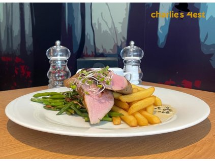 VEPŘOVÁ PANENKA SOUS VIDE s restovanými fazolovými lusky, pepřovou omáčkou a hranolky