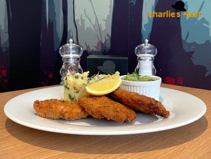 VEPŘOVÝ TOMAHAWK STEAK s pepřovou omáčkou a hranolky