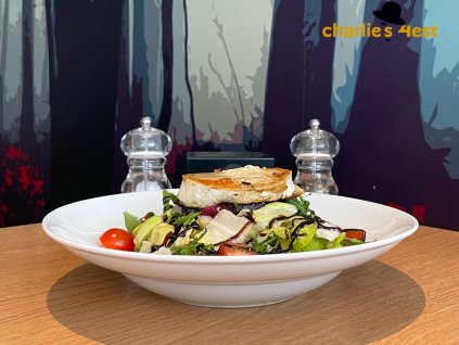 SALÁT S GRILOVANÝM KOZÍM SÝREM, cherry rajčaty, červenou řepou a balsamicem 1