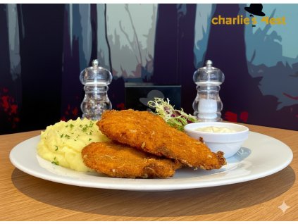 Smažené kuřecí řízečky v parmazánové strouhance se šťouchaným bramborem a bylinkovým dipem