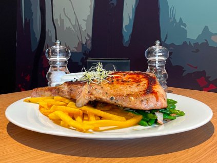 VEPŘOVÝ TOMAHAWK STEAK s restovanými fazolovými lusky s anglickou slaninou, hranolky a pepřovým dipem