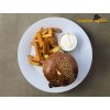 Hovězí burger Charlie's s anglickou slaninou, sýrem Cheddar, zeleninou, česnekovým dipem a hranolkami 1