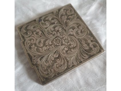 Strieborná dámska púdrenka